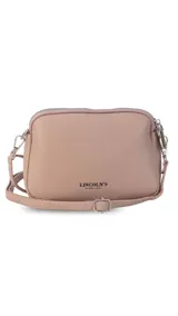 Bandolera pequeña de diseño rectangular en color beige, confeccionada en cuero sintético. Presenta una correa larga ajustable del mismo material y cierre superior con cremallera. Incluye el logo de la marca grabado en la parte frontal.