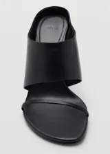 Sandalias de tacón alto color negro, con diseño destalonado, tira ancha superior y tira fina en la parte delantera.