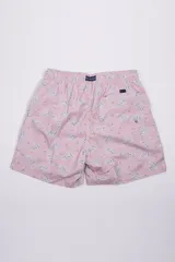 Short de baño con estampado de ondas en tonos azules, cintura elástica con cordón ajustable, bolsillos laterales y bolsillo trasero. Incluye suspensor interno y logo bordado.