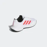 Championes deportivos Adidas Gamecourt 2.0, color blanco con tres franjas laterales en color rojo coral. Presentan un exterior de malla perforada, cuello acolchado y suela Adiwear en negro.