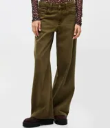 Pantalón femenino de sarga de algodón color verde militar, modelo loose de calce amplio y relajado, cintura baja, presillas para cinturón y cierre frontal con botón y cremallera.