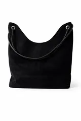 Cartera tipo hobo de gamuza negra con costura central vertical y correa de hombro de cuero sintético con herrajes metálicos plateados.