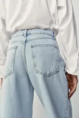 Jeans de tiro alto con diseño barrel y cinco bolsillos, de pernera holgada que se estrecha hacia el tobillo, en tono celeste claro.