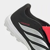 Championes de fútbol Adidas Predator League para pasto sintético, color negro con detalles en plateado y lengüeta plegable roja. Incorporan tecnología Nanostrike para mayor precisión y PowerSpine para estabilidad en el mediopié.