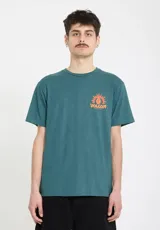 Remera Volcom modelo Abg Solstice Bsc Sst, de color verde oscuro, manga corta y cuello redondo, con pequeño estampado gráfico en el pecho.