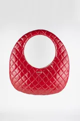Cartera acolchada negra de silueta ovalada con asa circular integrada y diseño matelassé en rombos.
