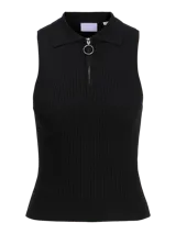 Top de punto canalé negro, sin mangas, con cuello polo y cierre frontal parcial con tirador circular.