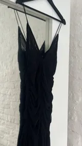 Vestido corto negro de microtul con breteles finos y escote en V.