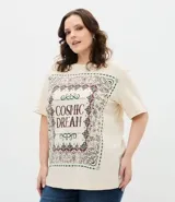 Remera de algodón color beige con cuello redondo, mangas cortas y corte holgado. Presenta un estampado frontal con la frase 'Cosmic Dream' rodeada por un diseño de estilo bandana.