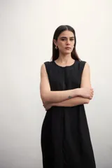 Vestido largo sin mangas, color verde militar, con cuello redondo y costura central vertical en contraste.