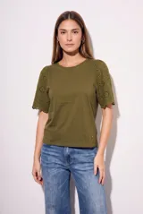 Remera de algodón peinado color verde militar, con corte oversize y mangas cortas con detalle de calados bordados.