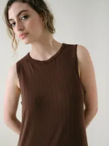Camisón corto rosado sin mangas, confeccionado en tejido pointelle de calce fluido y liviano, con detalles de costura delicada en el escote y las sisas.