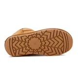 Botas cortas estilo pantubota de cuero gamuzado color camel, con diseño resistente al agua y suela plana.