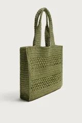 Bolso tipo shopper de color naranja con acabado trenzado y diseño estructurado. Cuenta con compartimento principal y dos asas cortas de mano.
