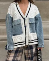 Campera tipo cárdigan de diseño híbrido que combina tejido de punto trenzado en color blanco con paneles de denim azul en mangas y bolsillos frontales. Presenta cierre frontal con botones, cuello en V y detalles de rayas negras en los bordes.