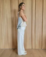 Pantalón de jean estilo wide leg con costuras verticales frontales, tiro alto y bolsillos laterales.