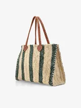 Bolso tipo tote de paja trenzada con diseño a rayas en tonos beige y verde oscuro, asas largas de cuero tostado y costuras visibles en los laterales.