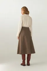 Falda midi evasé de lana color beige con finas rayas verticales y cierre oculto.