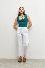 Body sin mangas de color verde, con escote cuadrado y ajuste al cuerpo.