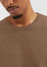 Camiseta básica de manga corta y cuello redondo, color rojo oscuro.