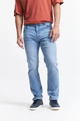 Jean de hombre color azul claro, de corte regular y tiro medio. Confeccionado en algodón con spandex para mayor comodidad.