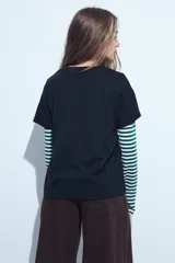 Remera de manga corta color blanco con estampa gráfica central de un gato marrón y la frase 'Full of Joy'.