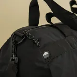 Bolso tipo duffel color negro, plegable, elaborado con ripstop reciclado.