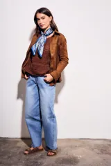 Camisa marrón de gamuza vegana, corte entallado, manga larga y cuello camisero.