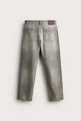 Pantalón jeans de corte recto, color celeste claro con efecto lavado, de cinco bolsillos y tiro medio.
