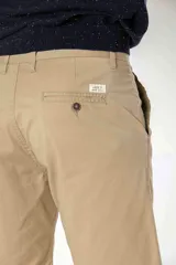 Bermuda clásica de gabardina color beige, con bolsillos traseros ojal con botón y etiqueta de la marca Legacy.