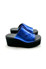 Sandalias con plataforma corrida y punta cuadrada, confeccionadas en cuero vacuno color azul eléctrico.