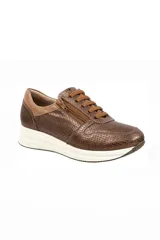 Championes de cuero color marrón con textura tipo animal print de serpiente, cordones marrones, cierre lateral decorativo y suela blanca con plataforma baja.