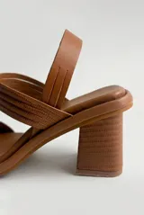 Sandalia de taco alto ancho con diseño de tiras acolchadas con textura de líneas en el empeine y el talón.