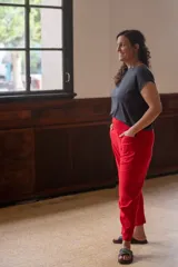 Pantalón de lino color rojo, de corte mom, con bolsillos laterales y cintura elastizada.