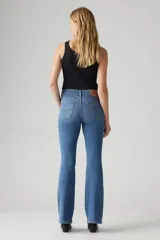 Jeans de mujer Levi's 726 Hi Rise Flare Eternal Mid, de tiro alto y corte flare, en color azul claro.