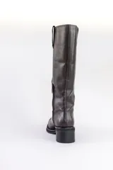 Bota de cuero negra, de caña media, con taco bajo y puntera redondeada.