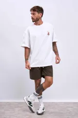 Remera blanca de corte holgado con estampado pequeño en el pecho.