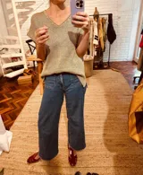 Remera tejida en lurex dorado con contornos en crochet y mangas cortas.