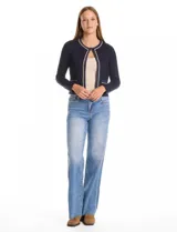 Cardigan corto de punto en color azul marino con textura de rombos en relieve. Presenta un diseño abierto con ribetes decorativos que incluyen detalles de cadena en el cuello, la abertura frontal y los bolsillos simulados.