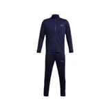 Conjunto deportivo Under Armour de hombre, color azul marino, compuesto por campera con cierre y pantalón. La campera tiene cuello alto, cierre frontal completo, mangas largas con detalles de rayas en los hombros y logo de la marca en el pecho. El pantalón tiene cintura elástica con cordón ajustable y logo de la marca en la pierna.