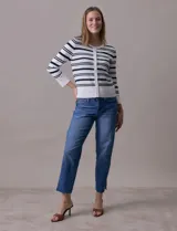 Cardigan tejido en hilado fino, marca Cable & Gauge, con rayas horizontales negras y blancas. Tiene abertura central con botones y cuello redondo.