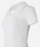 Vestido corto de color blanco hueso, confeccionado en tejido rib de algodón y elastano, con escote cuello polo y manga corta.