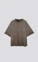 Remera de manga corta con calce extra oversize, color marrón chocolate con efecto gastado/deslavado. Presenta un corte con recortes horizontales en el frente y la espalda, y cuello redondo con terminación deshilachada.