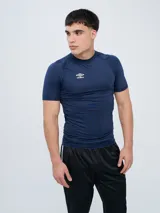 Remera térmica deportiva de manga corta de la marca Umbro, en color rojo, con cuello redondo y ajuste ceñido al cuerpo.