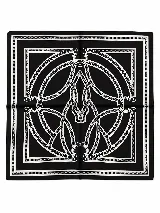 Pañuelo cuadrado de diseño estampado en color negro y blanco, con motivos geométricos y de herraduras ecuestres.