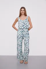 Pantalón largo de viscosa con estampado abstracto en tonos azules y blancos, cintura alta con cordón ajustable y corte ancho.