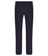 Pantalón de vestir azul marino, de corte recto, con bolsillos laterales y traseros. Se ajusta a la cintura con cinturón de cuero marrón.