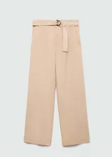 Pantalon wideleg de tiro medio en color beige, confeccionado en una mezcla de lyocell, lino y algodón. Cuenta con trabillas en la cintura, cinturón ajustable con hebilla redonda, cierre frontal de cremallera y botón, bolsillos laterales y bolsillos de ribete en la parte posterior.