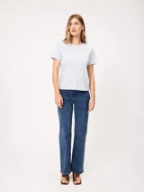 Jean de denim azul con elastano, de tiro medio y corte recto.