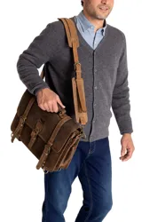 Cardigan de hombre tejido en cashmere, con cuello en V, cierre frontal de botones y mangas largas con puños acanalados.